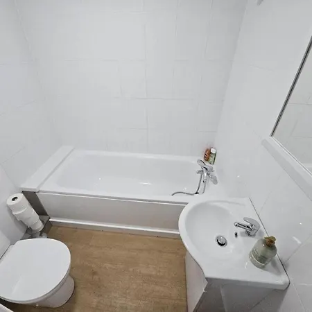 2 Bedroom In Greater Apartment London