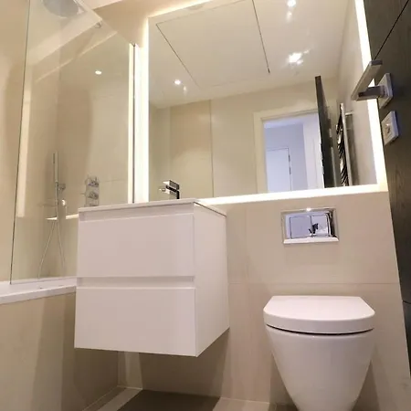 London Near Train Station Apartment