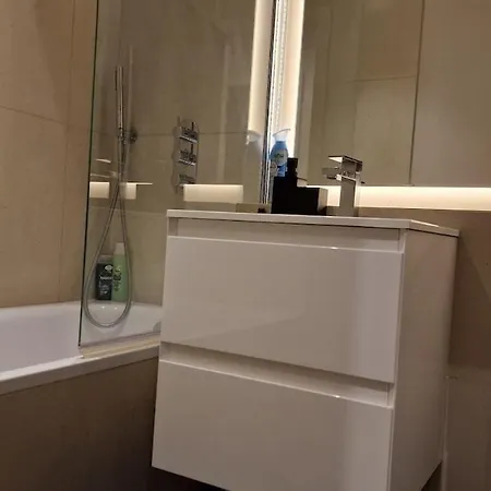 London Near Train Station Apartment