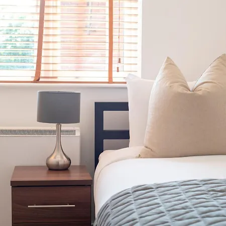 Capital Modern Two Bedroom In Wimbledon London