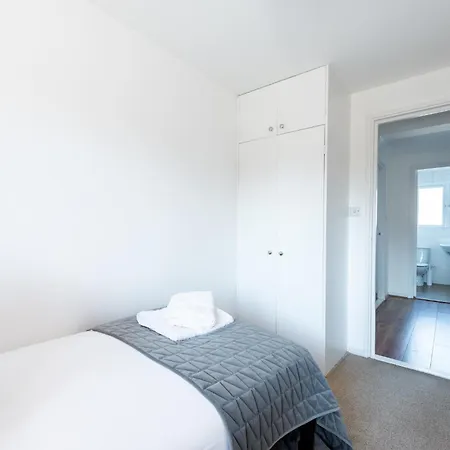 Capital Modern Two Bedroom In Wimbledon Apartment *