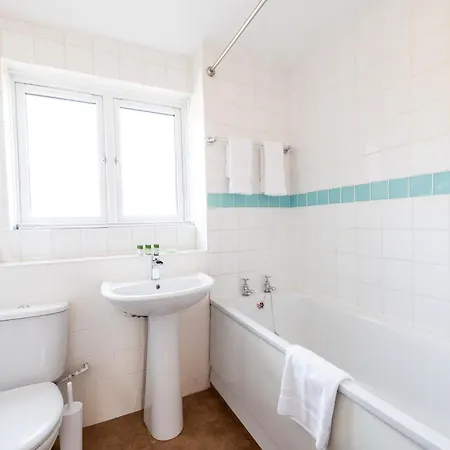 Apartment Capital Modern Two Bedroom In Wimbledon *