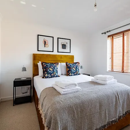 Capital Modern Two Bedroom In Wimbledon Apartment