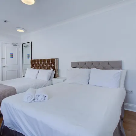Lamont Hotel *