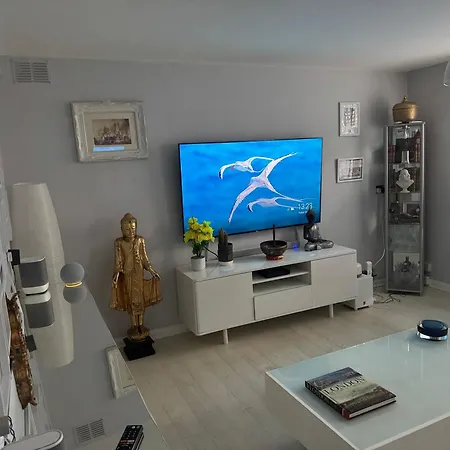Garden Oasis Apartment: Central, Private & Parking *