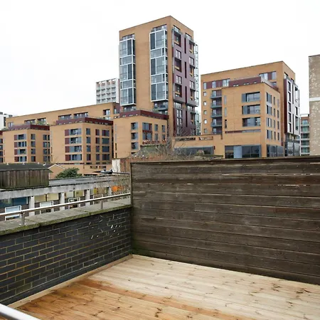 New Luxury In Location Next To Shops, Cafes, Bars & Metro