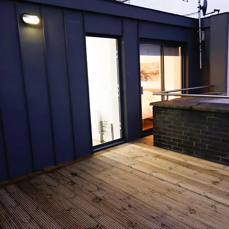 New Luxury In Location Next To Shops, Cafes, Bars & Metro 아파트 *