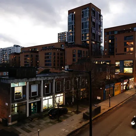 아파트 New Luxury In Location Next To Shops, Cafes, Bars & Metro 런던