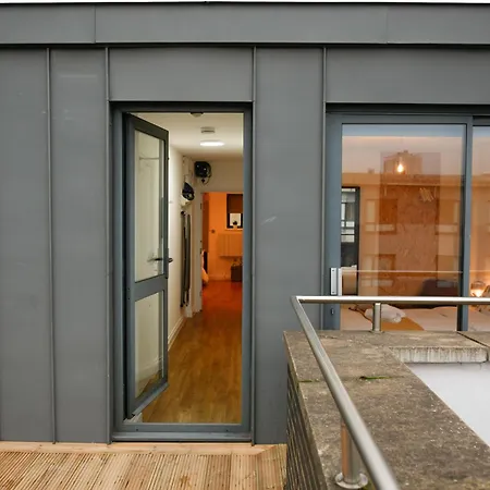 New Luxury In Location Next To Shops, Cafes, Bars & Metro 아파트