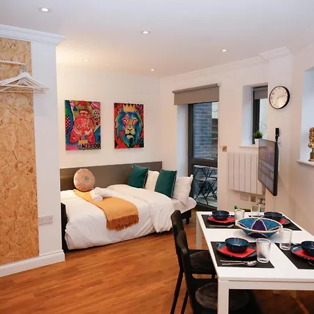 아파트 New Luxury In Location Next To Shops, Cafes, Bars & Metro