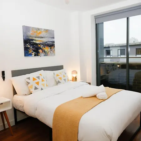 아파트 New Luxury In Location Next To Shops, Cafes, Bars & Metro 런던