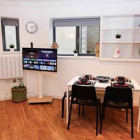 New Luxury In Location Next To Shops, Cafes, Bars & Metro 런던