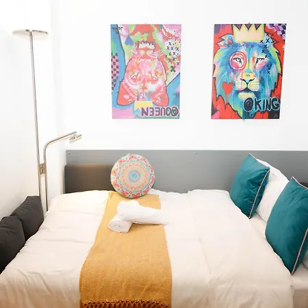 New Luxury In Location Next To Shops, Cafes, Bars & Metro 아파트