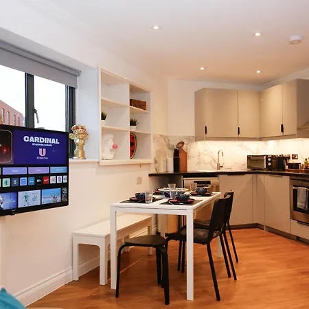 New Luxury In Location Next To Shops, Cafes, Bars & Metro 런던