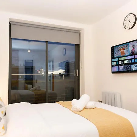 New Luxury In Location Next To Shops, Cafes, Bars & Metro 아파트