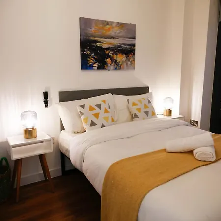 New Luxury In Location Next To Shops, Cafes, Bars & Metro 아파트 *