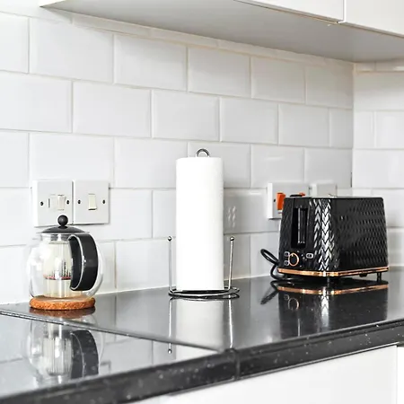 Cosy 1-Bed E15, Sleeps 4, 1 Min From Tube Station Near O2 Arena * London