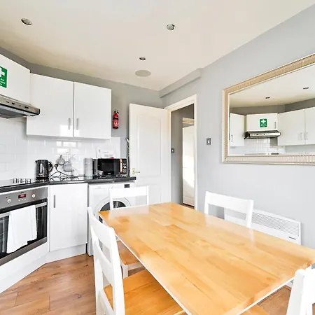 Cosy 1-Bed E15, Sleeps 4, 1 Min From Tube Station Near O2 Arena * London
