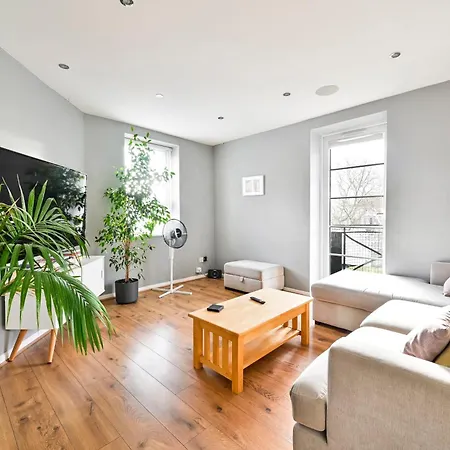 Apartment Cosy 1-Bed E15, Sleeps 4, 1 Min From Tube Station Near O2 Arena *