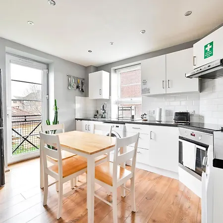Apartment Cosy 1-Bed E15, Sleeps 4, 1 Min From Tube Station Near O2 Arena London