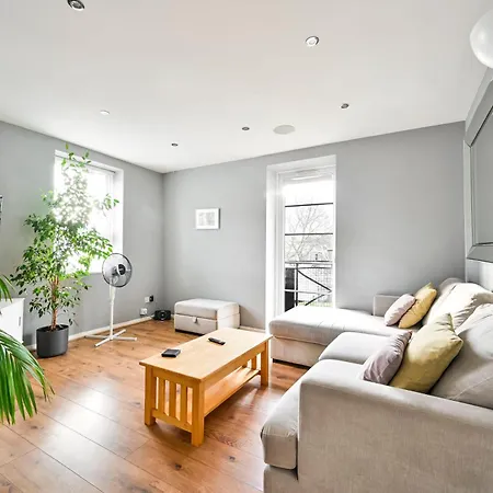 Cosy 1-Bed E15, Sleeps 4, 1 Min From Tube Station Near O2 Arena * London