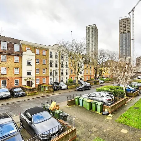 Apartment Cosy 1-Bed E15, Sleeps 4, 1 Min From Tube Station Near O2 Arena