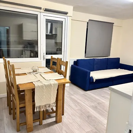 Spacious 5 Bedroom 3 Mins Walk From Mile End Apartment