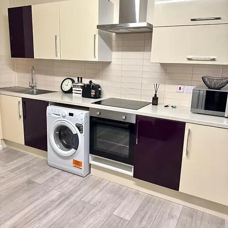 Spacious 5 Bedroom 3 Mins Walk From Mile End London