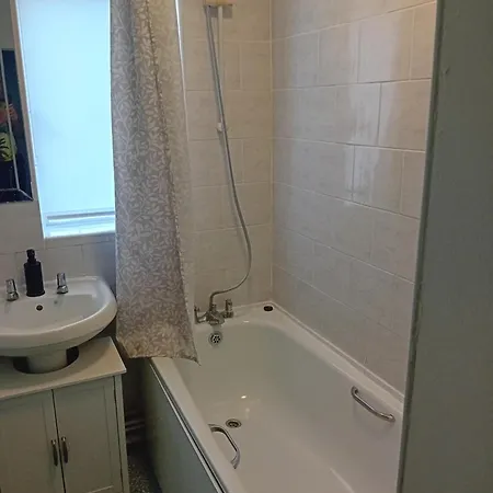63 John Aird Court Homestay London