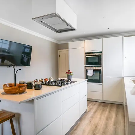 Beautiful And Spacious 2 Bed, 2 Bath Bordering Fulham And Chelsea - Entire With Private Entrance *
