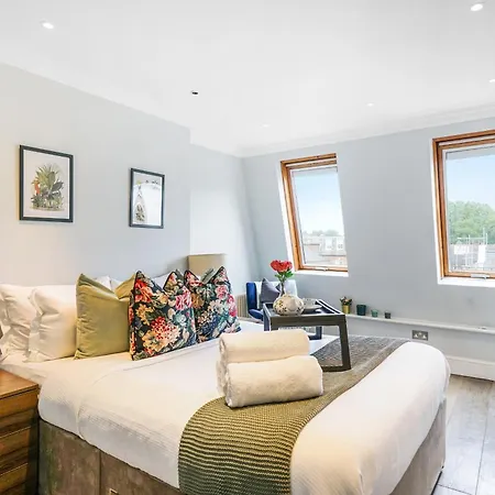 Beautiful And Spacious 2 Bed, 2 Bath Bordering Fulham And Chelsea - Entire With Private Entrance * London