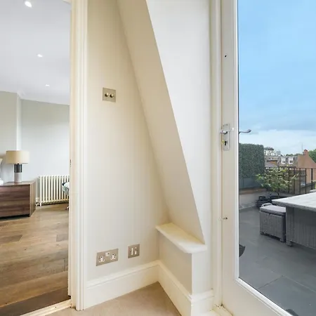 Beautiful And Spacious 2 Bed, 2 Bath Bordering Fulham And Chelsea - Entire With Private Entrance Apartment