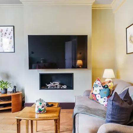 Beautiful And Spacious 2 Bed, 2 Bath Bordering Fulham And Chelsea - Entire With Private Entrance * London
