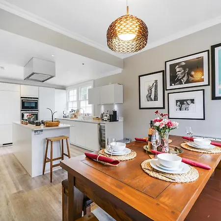 Beautiful And Spacious 2 Bed, 2 Bath Bordering Fulham And Chelsea - Entire With Private Entrance Apartment