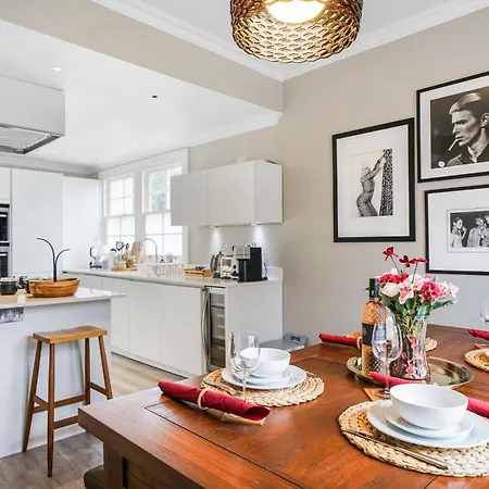 Beautiful And Spacious 2 Bed, 2 Bath Bordering Fulham And Chelsea - Entire With Private Entrance Apartment *