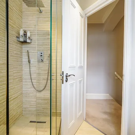 Apartment Beautiful And Spacious 2 Bed, 2 Bath Bordering Fulham And Chelsea - Entire With Private Entrance London