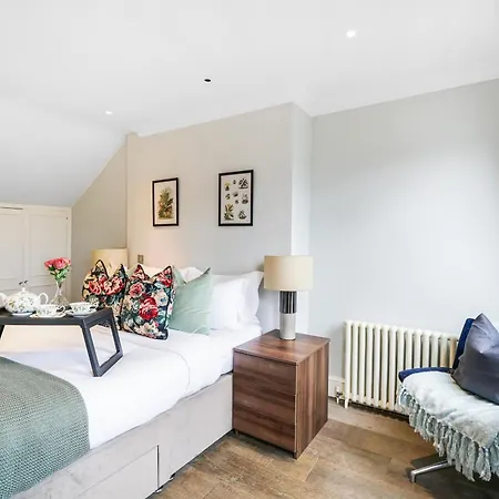 Beautiful And Spacious 2 Bed, 2 Bath Bordering Fulham And Chelsea - Entire With Private Entrance