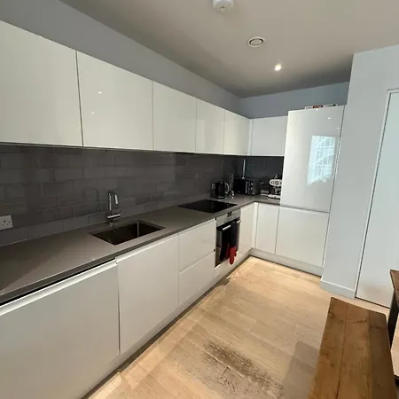 River View Balcony Spacious 1 Bed Xl Sofa & Tv London