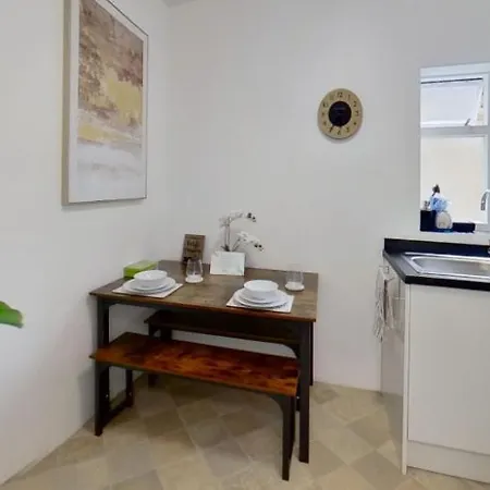 Boutique Flat Sw12, London