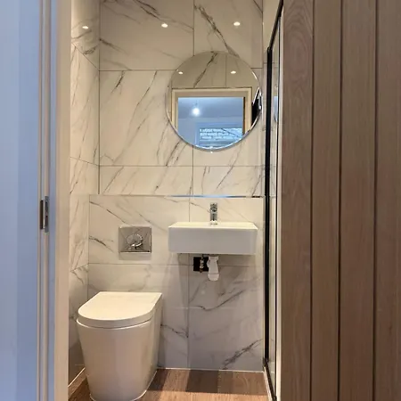 Beautiful 2 Bed With En Suite, Near Tube And Stamford Bridge Apartment London