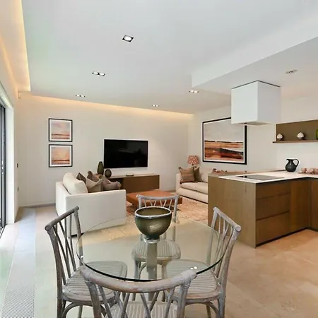 4 Million Pound Mayfair Parklane Large Luxury Sleeps 6 120sqm Apartment