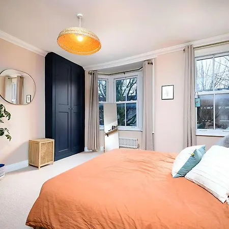 Charming & Modern House In Holiday home London