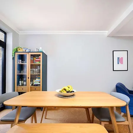 Holiday home Charming & Modern House In London