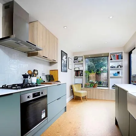 Charming & Modern House In London