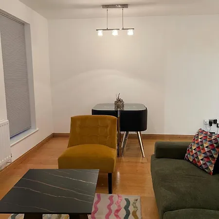 Luxurious 2 Bedroom Flat Britannia Village