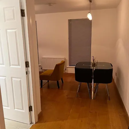 Luxurious 2 Bedroom Flat Britannia Village Apartment *