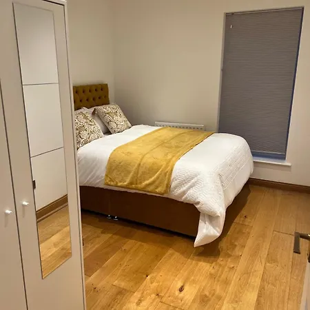 Luxurious 2 Bedroom Flat Britannia Village * London