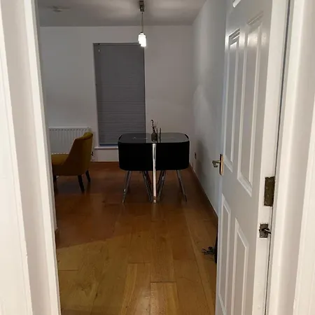Luxurious 2 Bedroom Flat Britannia Village Apartment
