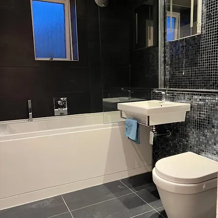 Apartment Luxurious 2 Bedroom Flat Britannia Village *