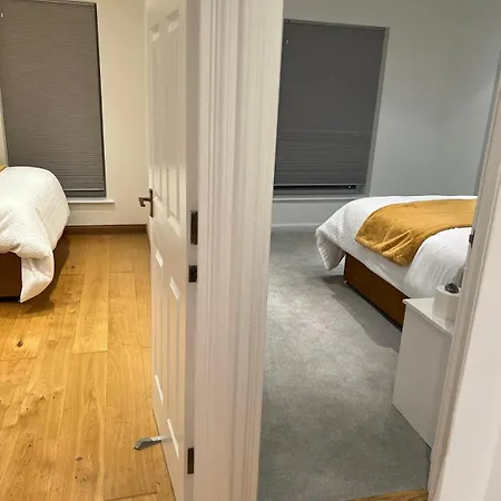 Luxurious 2 Bedroom Flat Britannia Village Apartment